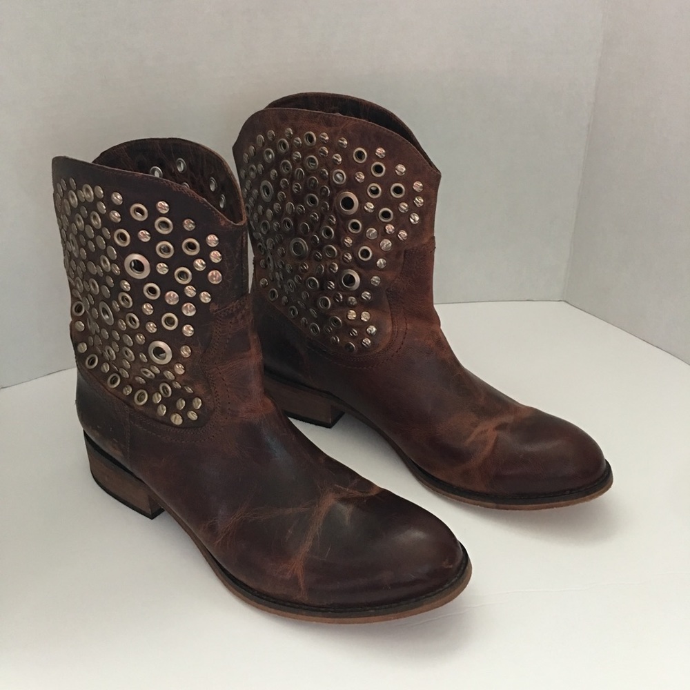 ❌SOLD❌ Women’s Spirit Stud Short Cowgirl Boots